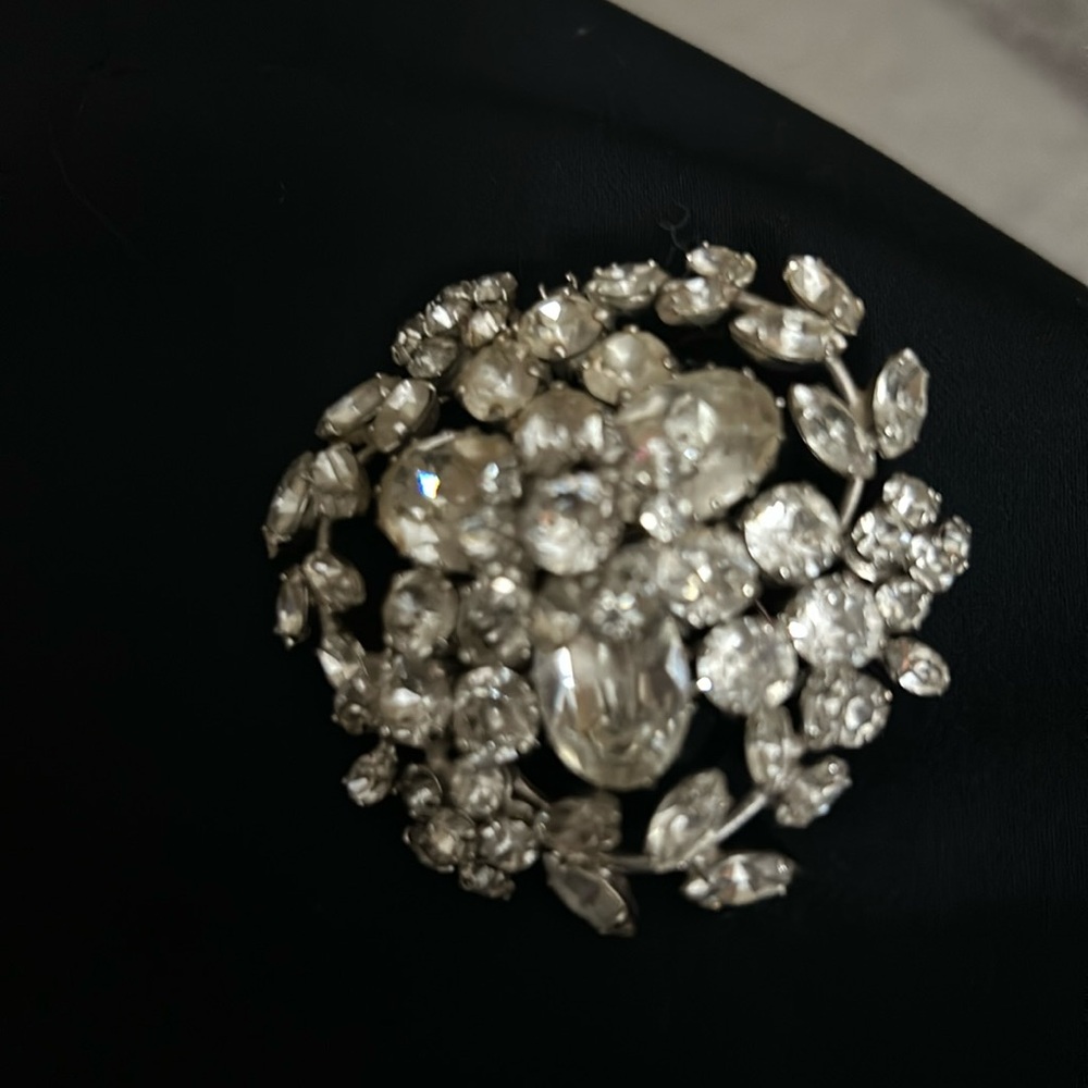 Lovely Large 1950s Stunning SHERMAN clear Crystal brooch silver finish